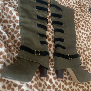 Size 7.5-8. new and never worn. Olive green with black accents. Round toe